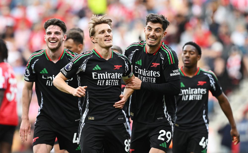 自己给自己颁奖！特朗普获首届FIFA和平奖 因凡蒂诺抛出争议言论